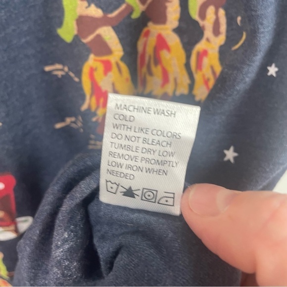 Free Planet NWOT Men's Short Sleeve Christmas T-Shirt Hawaiian Hula Santa Small - Picture 10 of 11